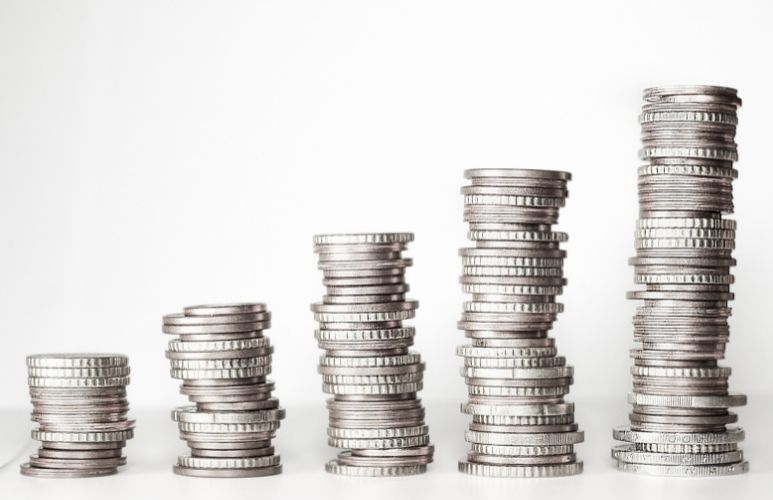 Plusieurs piles de pièces représentant aide fiscale Etat